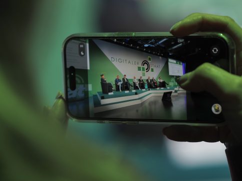 Digitaler Staat im Bild: Im Publikum wurden öfter die Smartphones gezückt, um die Panels des Kongresses festzuhalten.
